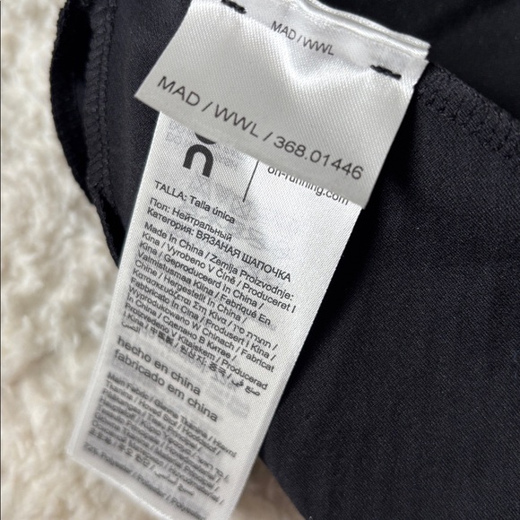 On Running Lumos Beanie | Black - Picture 7 of 10